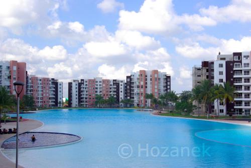 a large swimming pool in the middle of a city at Departamento 'Hozanek' en Dream Lagoons Cancun in Cancún
