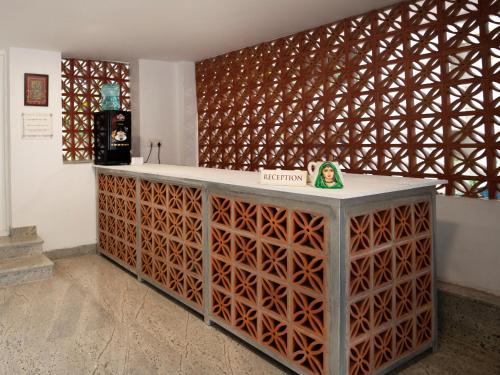 - un comptoir dans une pièce dotée d'un mur en bois dans l'établissement Stanley's Suites, à Hyderabad