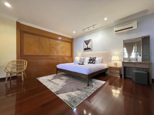 um quarto com uma cama, uma mesa e uma cadeira em 20pax Seremban Bungalow 7000+sq ft Pet friendly em Seremban