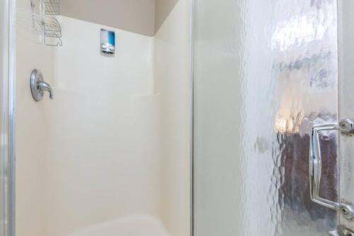 Ένα μπάνιο στο Opuluxe The Jungle House Sleeps 10