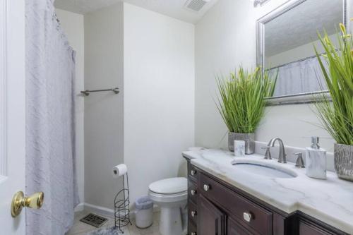 Ένα μπάνιο στο Opuluxe The Jungle House Sleeps 10