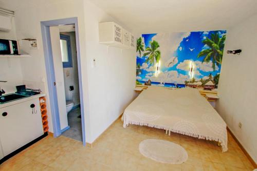 um pequeno quarto com uma cama e uma cozinha em Amelie - holiday villa with private swimming pool in Benissa em Benissa