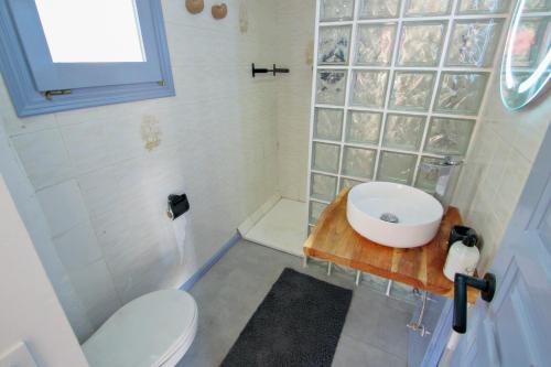 uma pequena casa de banho com WC e lavatório em Amelie - holiday villa with private swimming pool in Benissa em Benissa