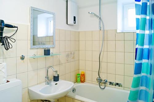 ein Badezimmer mit einem Waschbecken und einer Badewanne in der Unterkunft Wohnung für 1 bis 3 Personen in Solingen