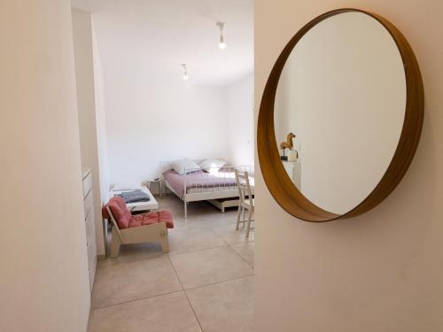 een spiegel aan een muur in een kamer bij אירוח ליד אילת compliment near Eilat in Beʼer Ora