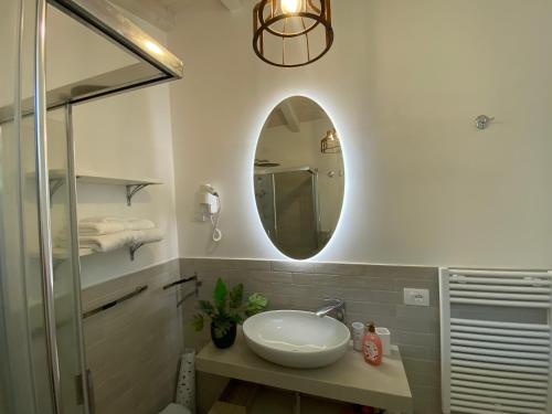 Rivoli VeroneseにあるVilla Poggio Ulivo Pool-Apartmentsのバスルーム(洗面台、鏡付)