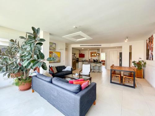 Spacious cosy & renovated flat in central Tel Aviv