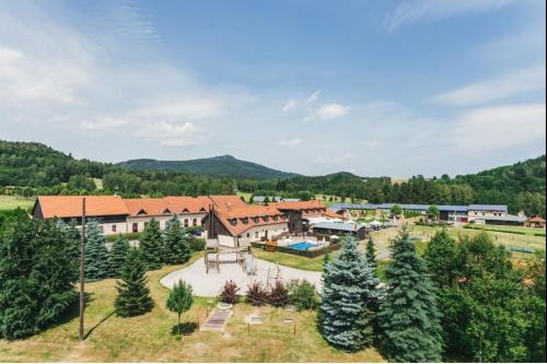 vista aerea di un resort con piscina di Apartmán Levandule a Mařenice
