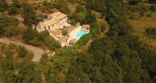 une vue aérienne d'une maison avec piscine dans l'établissement Bergerie du 17ème siècle, piscine privative, à Toudon