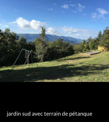 une photo d'un terrain avec un but dans l'établissement Bergerie du 17ème siècle, piscine privative, à Toudon