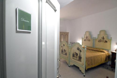 a bedroom with a bed in a room at Domo Peonia Bianca in Nuoro