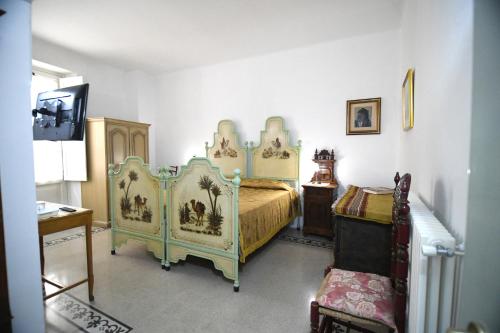 a bedroom with a bed and a dresser in it at Domo Peonia Bianca in Nuoro