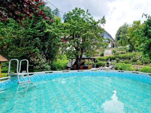 ein großer Pool in einem Garten mit Bäumen in der Unterkunft Lerchenhof in Friesach
