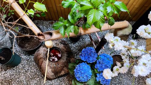 東雲夏~距京都站900米步行12分、近鄰東寺站150米步行2分，三室一廳兩衛浴二層獨棟~最多可住9人外面的花园
