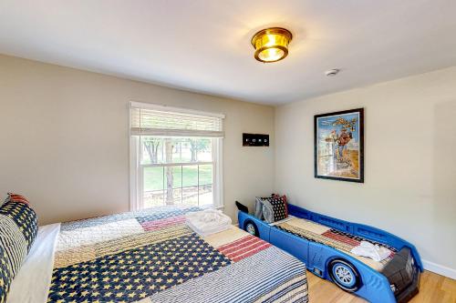 1 dormitorio con 2 camas y ventana en Music City Sanctuary, en Nashville