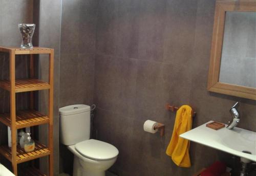 y baño con aseo, lavabo y espejo. en Villa besides the sea - 3 bedrooms, en Tarragona