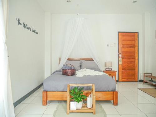 1 dormitorio con 1 cama con dosel en The Giftown Vientiane, Haysoke en Ban Nongdouang