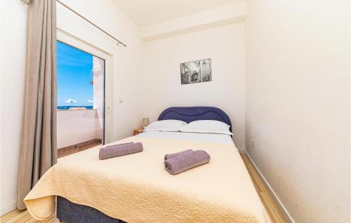 een slaapkamer met een bed met twee handdoeken erop bij Nice Apartment In Kastel Gomilica With Outdoor Swimming Pool in Kaštela