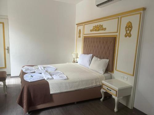سرير أو أسرّة في غرفة في NAGAS Hotel & Restaurant at Historical Part of Nicosia