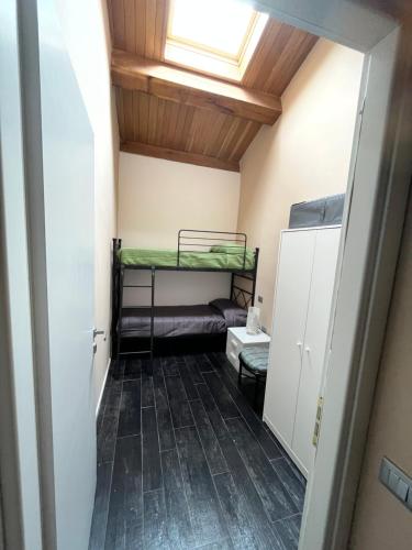 un corridoio con letti a castello in una camera con soffitto di trilocale notte nel loft di Lori 3 camere 1 bagno a Gubbio
