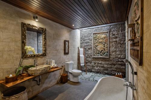 Bilik mandi di Teja Lokha Ubud Villa
