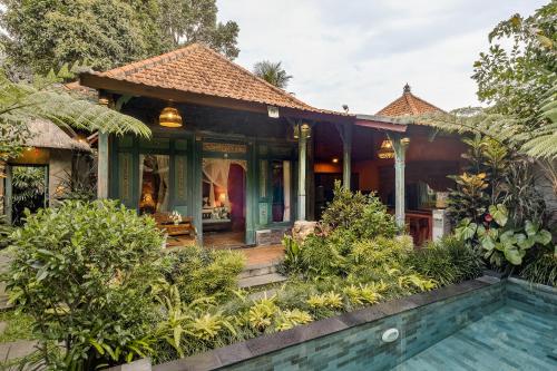 Kolam renang di atau dekat dengan Teja Lokha Ubud Villa