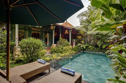 Kolam renang di atau dekat dengan Teja Lokha Ubud Villa
