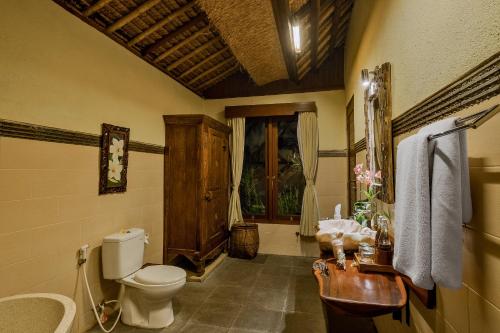 Bilik mandi di Teja Lokha Ubud Villa
