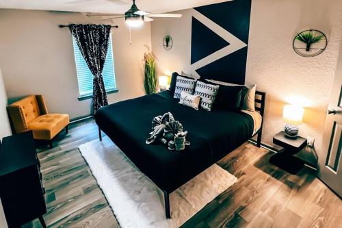 1 dormitorio con 1 cama negra en una habitación en King Bedroom 5Mins Truist Park Battery Roxy ATL en Atlanta