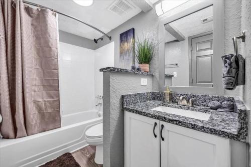 e bagno con lavandino, servizi igienici e doccia. di King Bedroom 5Mins Truist Park Battery Roxy ATL ad Atlanta