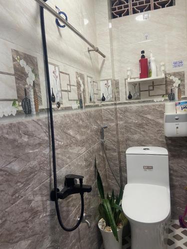 ein Badezimmer mit Dusche und Toilette in der Unterkunft Min homestay 5 in Buôn Ðũng