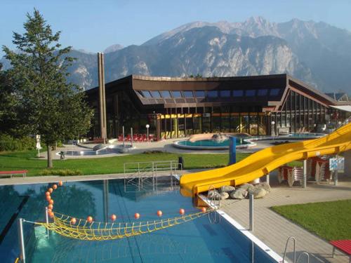 בריכת השחייה שנמצאת ב-Landhaus Brigitta או באזור
