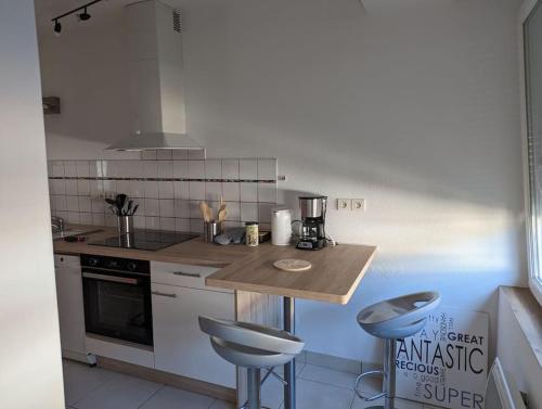 uma cozinha com um balcão e um fogão forno superior em appartement plein centre Saint die des Vosges em Saint-Dié-des-Vosges