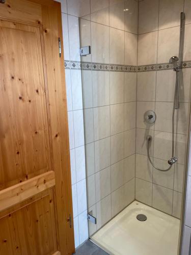 a bathroom with a shower with a glass door at Ferienwohnungen Familie Sappl in Egling