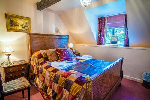 a bedroom with a bed and a window at Lower Mill 1 Cottage Broadway in Broadway