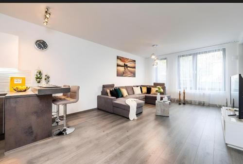 Luxury Apartment w/ River View + Private Parking