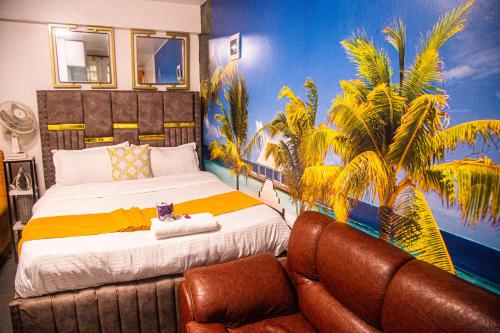 um quarto com uma cama, um sofá e palmeiras em Luxurious studio apartment in Nakuru em Nakuru