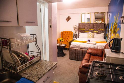 um quarto com uma cama e uma sala de estar em Luxurious studio apartment in Nakuru em Nakuru