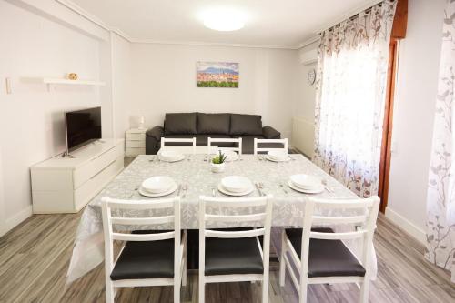 een keuken en een woonkamer met een tafel en stoelen bij Apartamento Turístico VIANA II in Viana