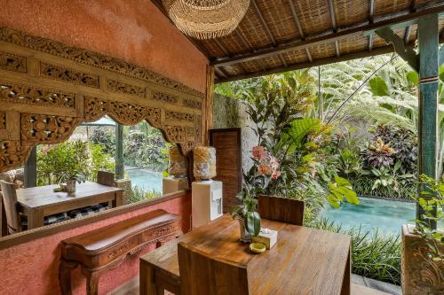 Taman di luar Teja Lokha Ubud Villa