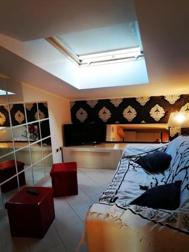 una camera con un letto di Romantica mansardina in centro città a Pescara