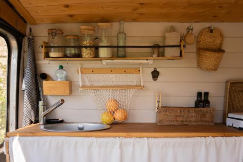 een keuken in een camper met een wastafel bij Nuit insolite au milieu des vignes in Goult
