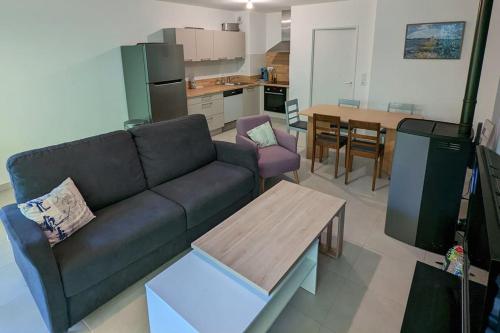 un salon avec un canapé et une table dans l'établissement Chez Julia et Charly, à Dinard
