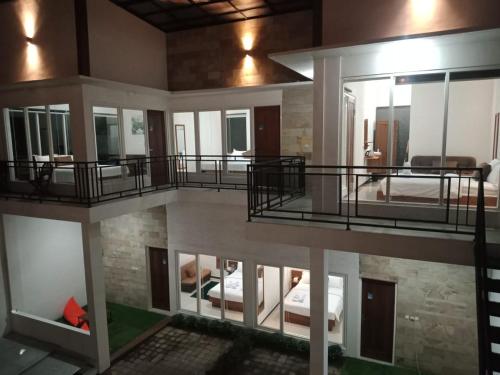 een luchtzicht op een huis met een slaapkamer en een woonkamer bij Cahaya 1 Guest House in Songgoriti