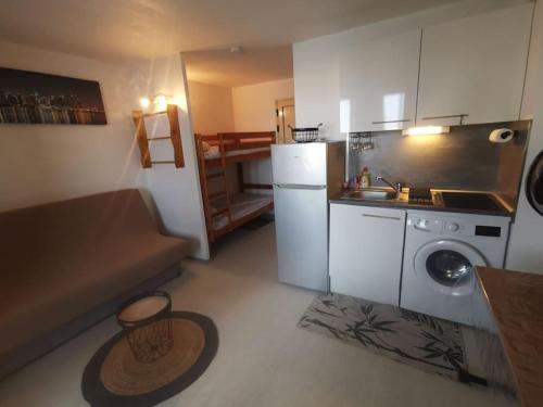 une cuisine avec un réfrigérateur et une machine à laver dans l'établissement Studio Cap Coudalère vue lac marin et climatisé tout confort proche des plages, au Barcarès
