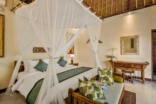 a bedroom with two beds and a desk at Teja Lokha Ubud Villa in Ubud