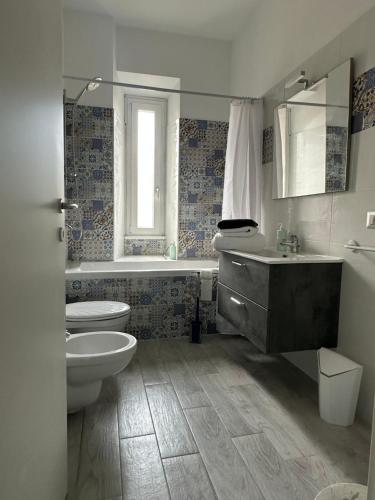 羅馬的住宿－Casa Saida，浴室配有卫生间、浴缸和水槽。