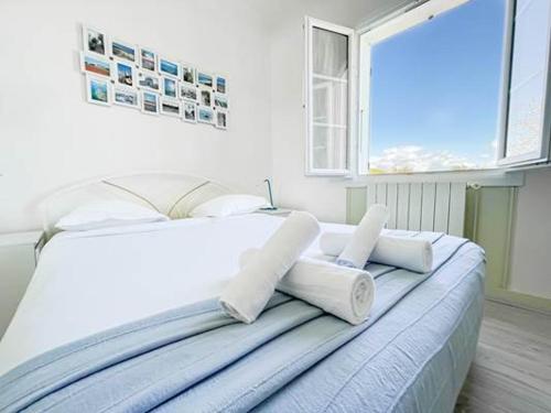 サント・マリー・ド・レにあるVilla des Jaulaines, Villa en bord de mer - Ile de Réの窓のある部屋にある大きな白いベッド