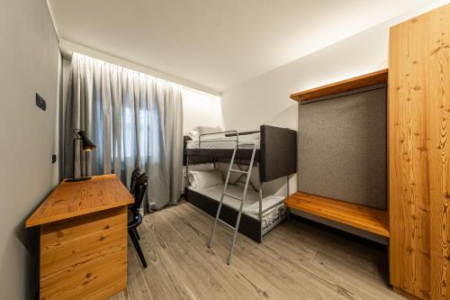 a small room with a bunk bed and a desk at Belsit Apartments in Venas