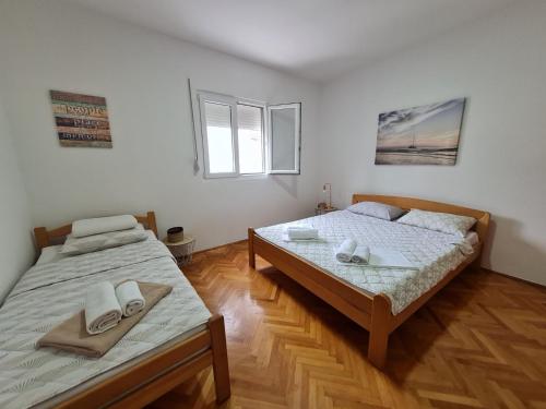 1 dormitorio con 2 camas y toallas. en Riva Del Mare, en Bijela